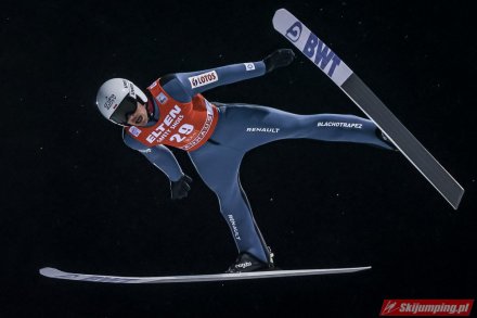 Piotr Żyła w powietrzu/fot. Tadeusz Mieczyński - skijumping.pl